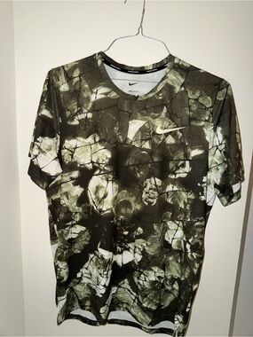 Nike Men’s Olive & White Abstract Print Dri-FIT Tee